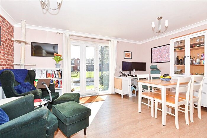 1 Bedroom Flat For Sale In Ingram Close, Larkfield, Kent, ME20