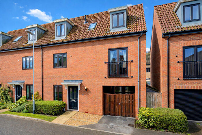 4 Bedroom Semi Detached House For Sale In Crathes Gardens, Westcroft, Milton Keynes, MK4