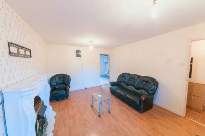 3 Bedroom Semi-Detached House To Rent In Covelees Wall, Beckton, E6