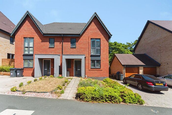 3 Bedroom Semi-Detached House For Sale In New House Farm Drive, Northfield, Birmingham, B31