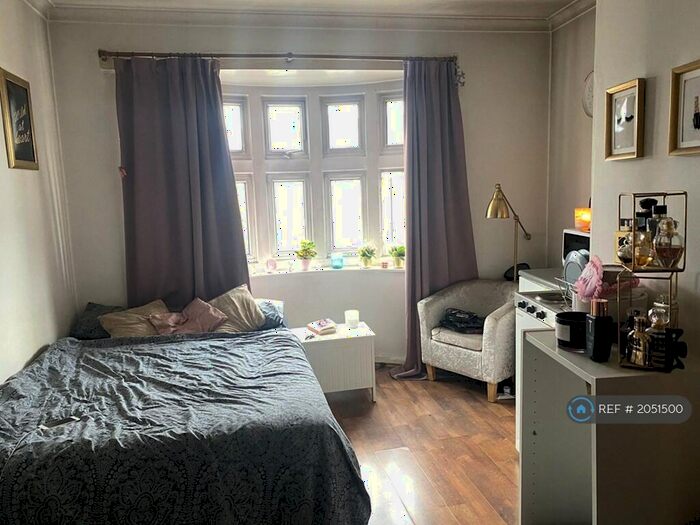 Studio To Rent In Finchley Lane, London, NW4