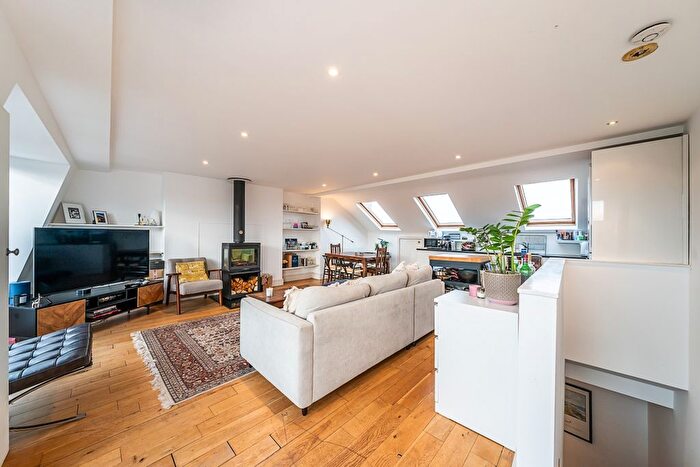 3 Bedroom Flat To Rent In Battersea Rise, London, SW11