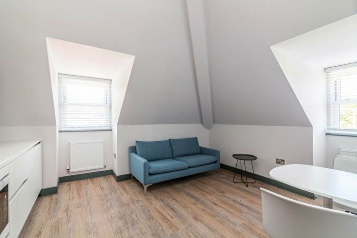 1 Bedroom Flat To Rent In Waverley Street, Nottingham, Nottinghamshire, NG7