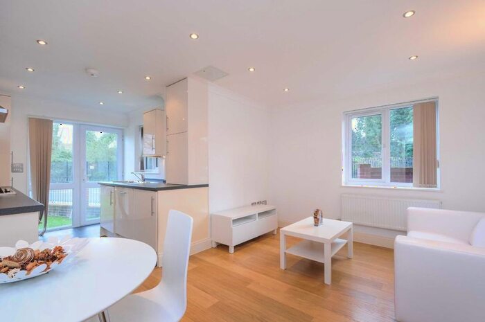 2 Bedroom Flat To Rent In Palace Road, London, SW2