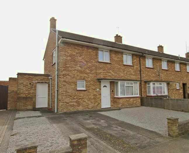 5 Bedroom Semi-Detached House To Rent In Lavender Rise, Hayes UB7