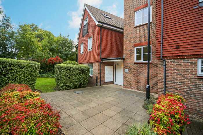 2 Bedroom Apartment To Rent In Wey Road, Weybridge, KT13