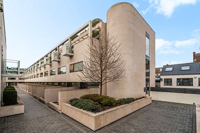 2 Bedroom Flat For Sale In Gabriel Square, St. Albans, AL1