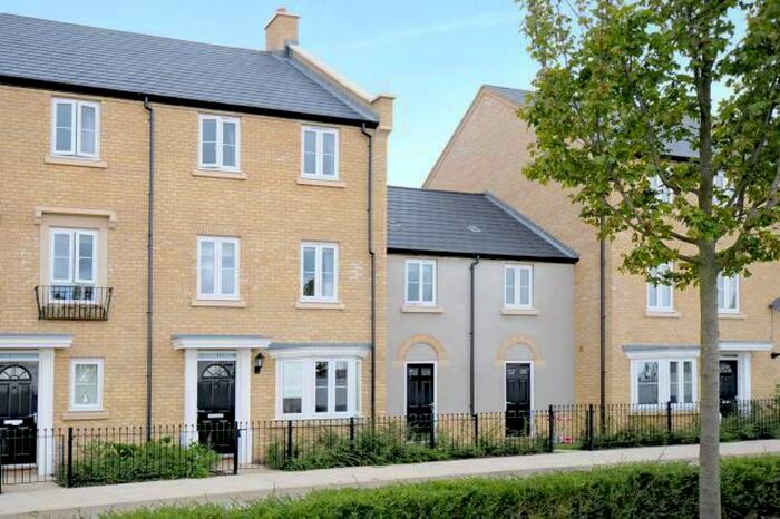 4 Bedroom Semi-Detached House To Rent In Whitelands Way, Bicester, OX26