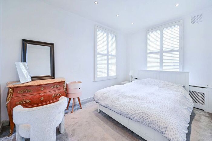 2 Bedroom Flat To Rent In St Georges Court, Chelsea, London, SW3