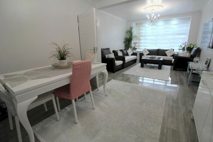 3 Bedroom Property To Rent In Cherrydown Avenue, London, E4