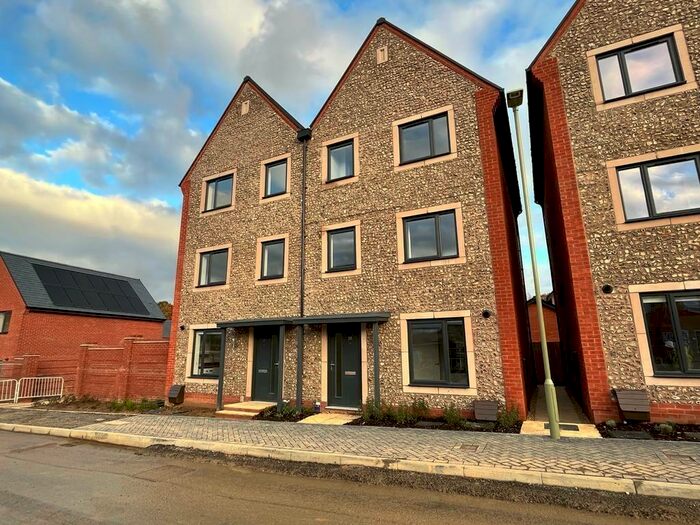 3 Bedroom Semi-Detached House To Rent In Flagpond Road, Whiteley, PO15