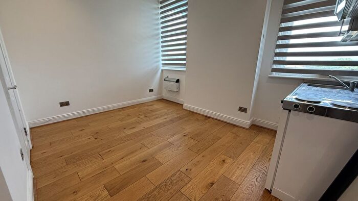 Studio To Rent In Woodford New Road, Woodford Green, E18
