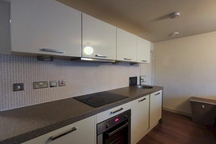 2 Bedroom Flat To Rent In Upper Blakeridge Lane, Batley WF17
