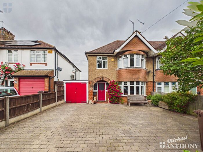 3 Bedroom Semi Detached House For Sale In Tring Road, Aylesbury, HP20