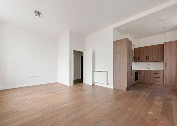 2 Bedroom Flat To Rent In Frobisher Road, Hornsey, London, N8