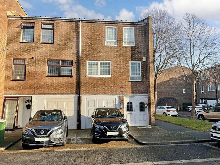 4 Bedroom End Of Terrace House For Sale In St. Edmund's Close, Erith, Kent, DA18