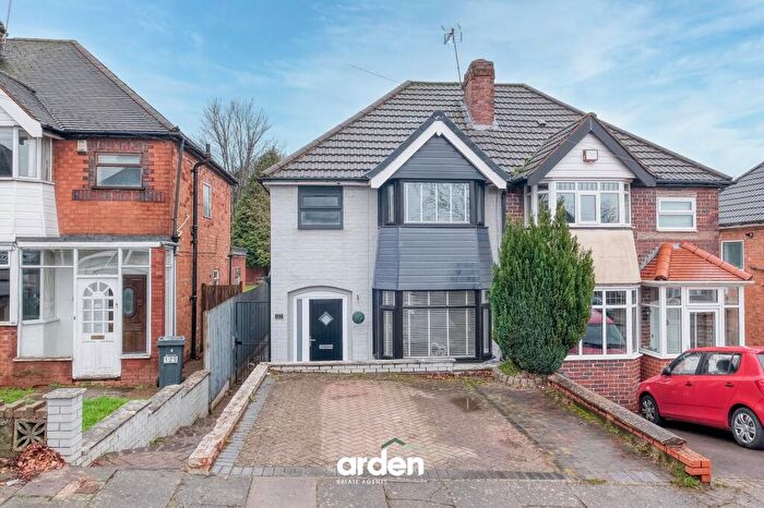 3 Bedroom Semi-Detached House For Sale In Farren Road, Birmingham, B31