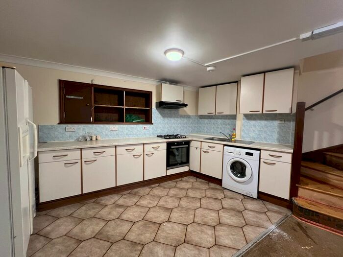 2 Bedroom Flat To Rent In Clifford Road, London, SE25