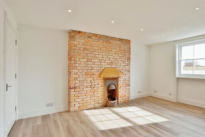 2 Bedroom Apartment For Sale In High Street, Poole, BH15