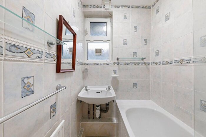 2 Bedroom Flat To Rent In Dorset Road, Oval, London, SW8