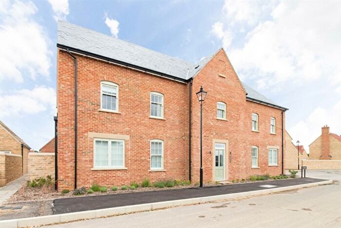 2 Bedroom Apartment For Sale In Rose Drive, Woodstock, OX20