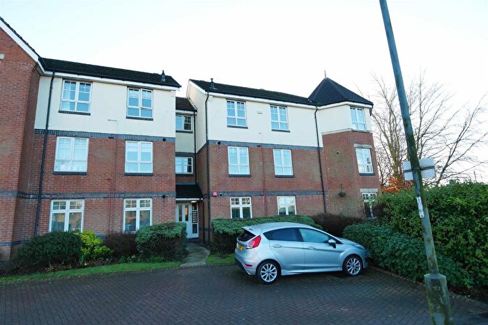 2 Bedroom Flat To Rent In Turnberry Gardens, Tingley, WF3