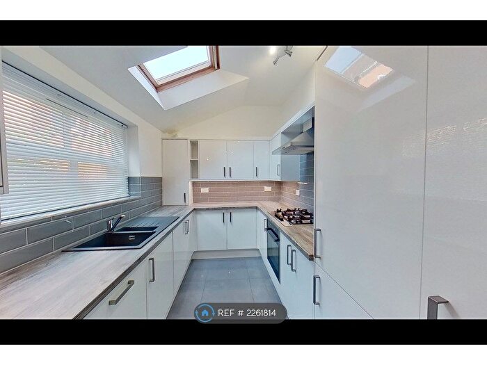 6 Bedroom Terraced House To Rent In Teversal Avenue, Nottingham, NG7