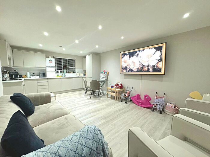 2 Bedroom Flat To Rent In Lewis Road, Mitcham, Surrey, CR4