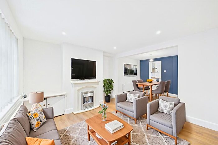 2 Bedroom Terraced House For Sale In Wing Road, Linslade, LU7