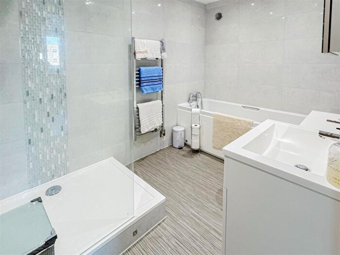 2 Bedroom Apartment For Sale In South Terrace, Littlehampton, BN17