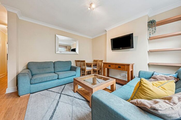 3 Bedroom Flat To Rent In Margravine Gardens, Barons Court, W6