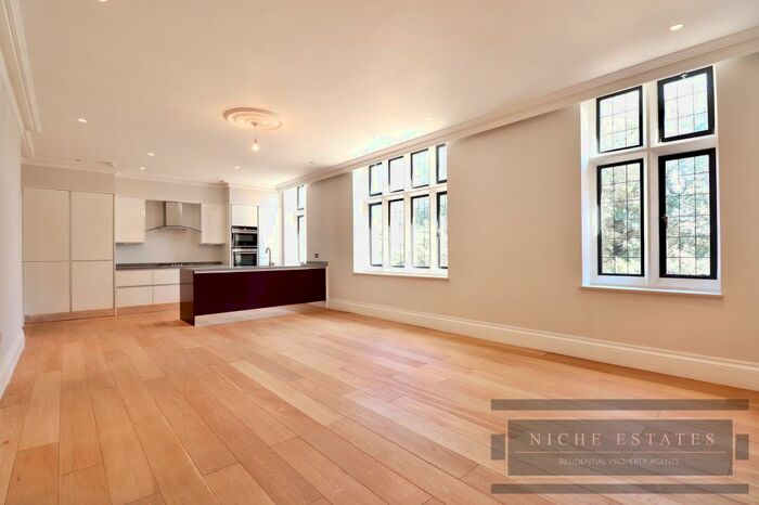 3 Bedroom Flat To Rent In The Ridgeway, London, NW7