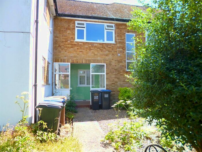 2 Bedroom Maisonette To Rent In Station Close, Brookmans Park, Hatfield, AL9