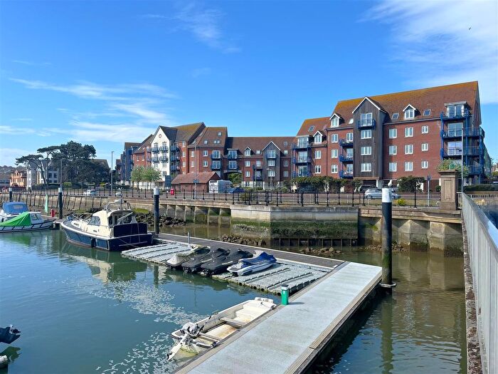 2 Bedroom Flat For Sale In Corscombe Close, Weymouth, DT4
