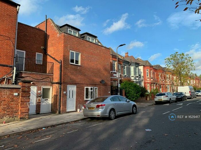 4 Bedroom Flat To Rent In Rear Of - Cricklewood Broadway, London, NW2