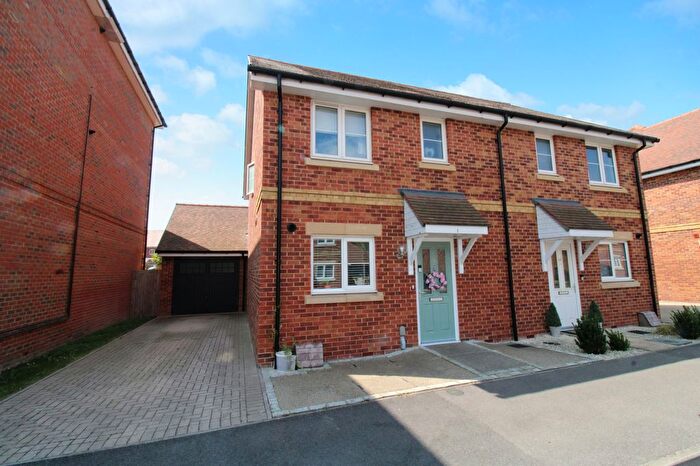 3 Bedroom Semi-Detached House For Sale In Yeomans Lane, Blackwater, GU17