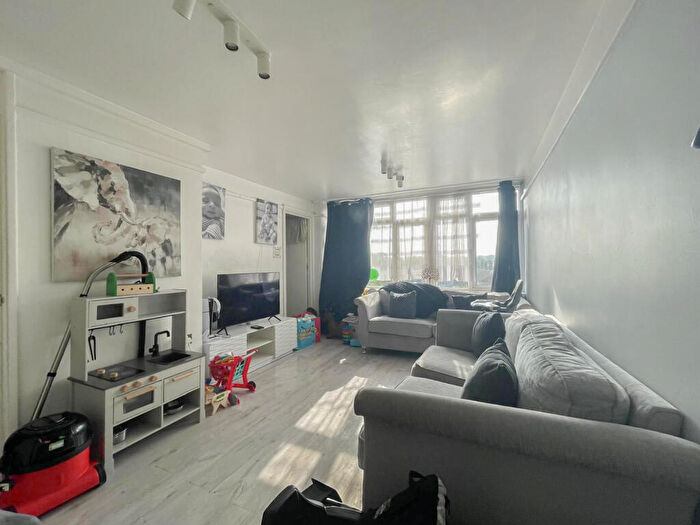 1 Bedroom Flat To Rent In Chertsey Crescent, CR0