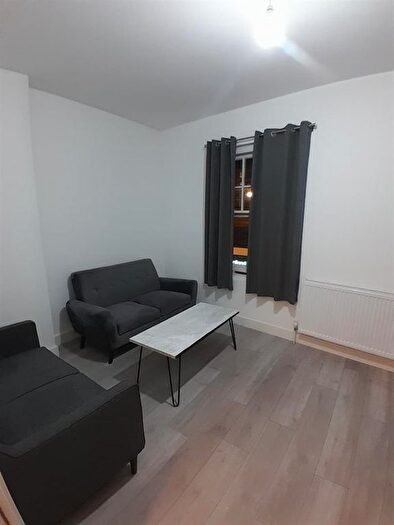 2 Bedroom Flat To Rent In High Street, Acton, London, W3