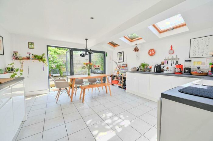 3 Bedroom Semi-Detached House To Rent In Anstey Road, Peckham Rye, London, SE15