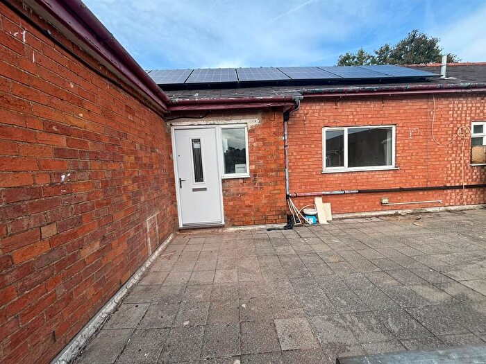 2 Bedroom Flat To Rent In Rock Hill, Bromsgrove, B61