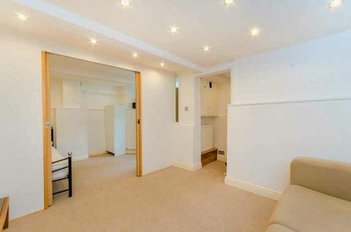 1 Bedroom Flat To Rent In Rosebery Gardens, Crouch End, London, N8
