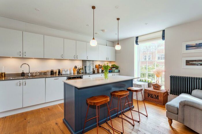 3 Bedroom Flat For Sale In Adams Walk, Midhurst, West Sussex, GU29