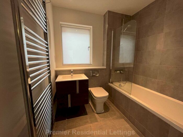 3 Bedroom Town House To Rent In Lockgate Mews, Manchester, M4