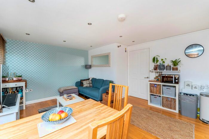 2 Bedroom Flat For Sale In The Avenue, London W13