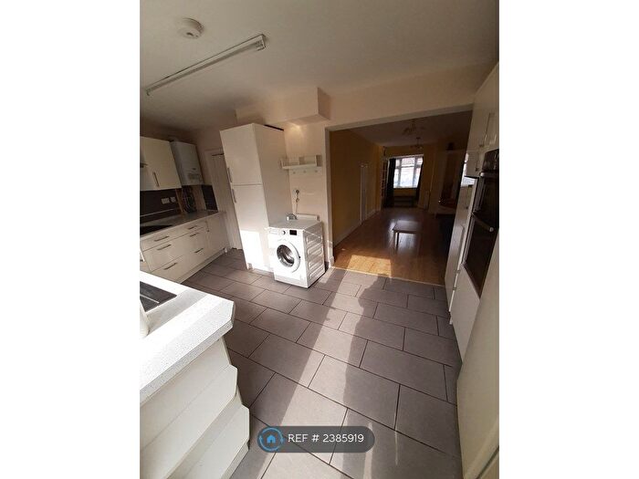 Studio To Rent In Brierley Avenue, London, N9