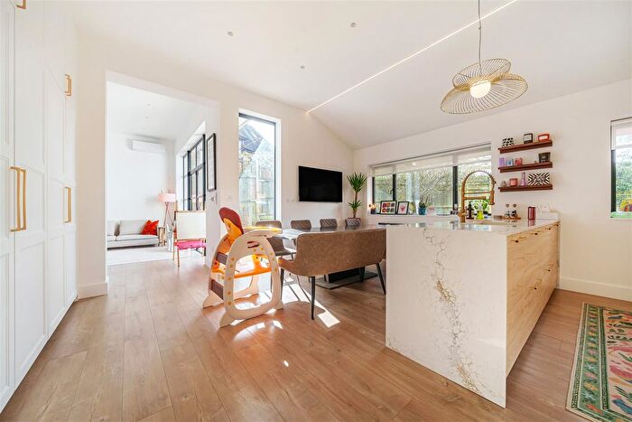 4 Bedroom Property To Rent In Barnet Lane, London, N20