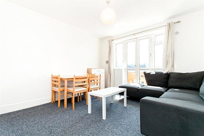 3 Bedroom Flat To Rent In Robinson Court, St Mary's Path, N1