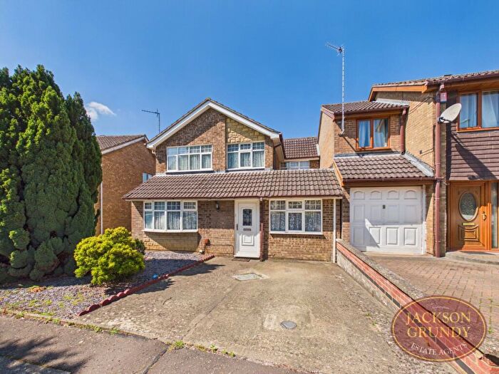 4 Bedroom Semi Detached House For Sale In West Mead Court, Standens Barn, NN3