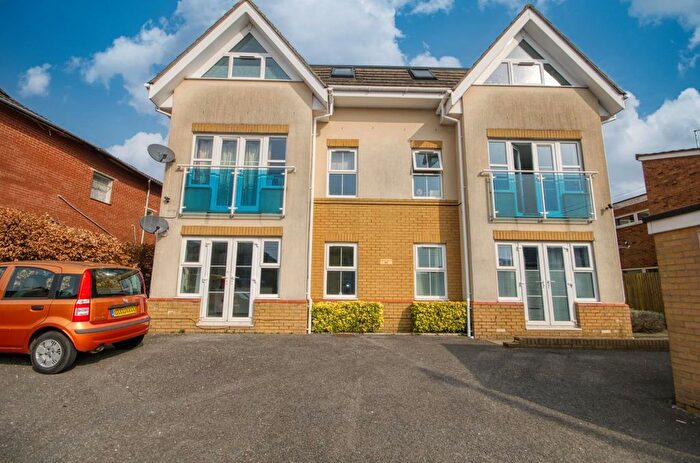 2 Bedroom Flat For Sale In - Millbrook Road East, Southampton, SO15