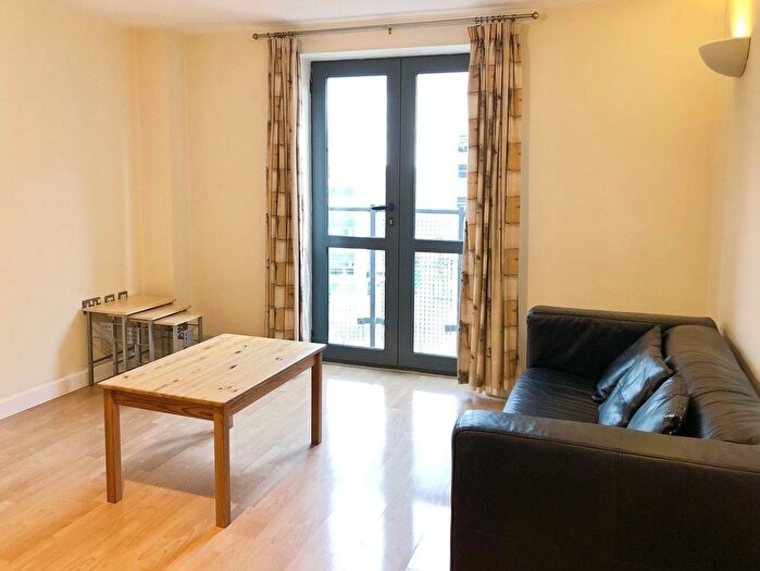 2 Bedroom Flat To Rent In City Walk, Leeds, West Yorkshire, LS11